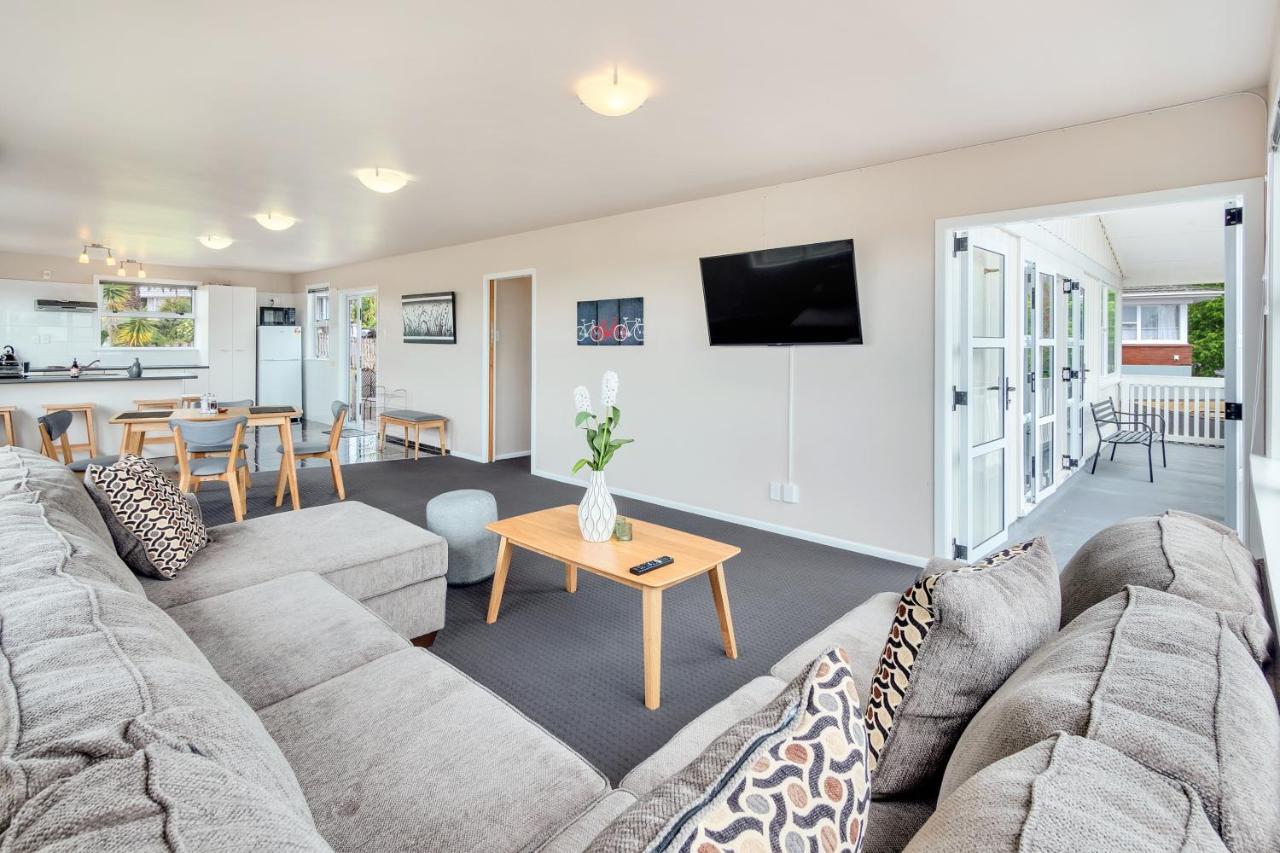Fabulous Three Bedroom Home In Pakuranga オークランド エクステリア 写真