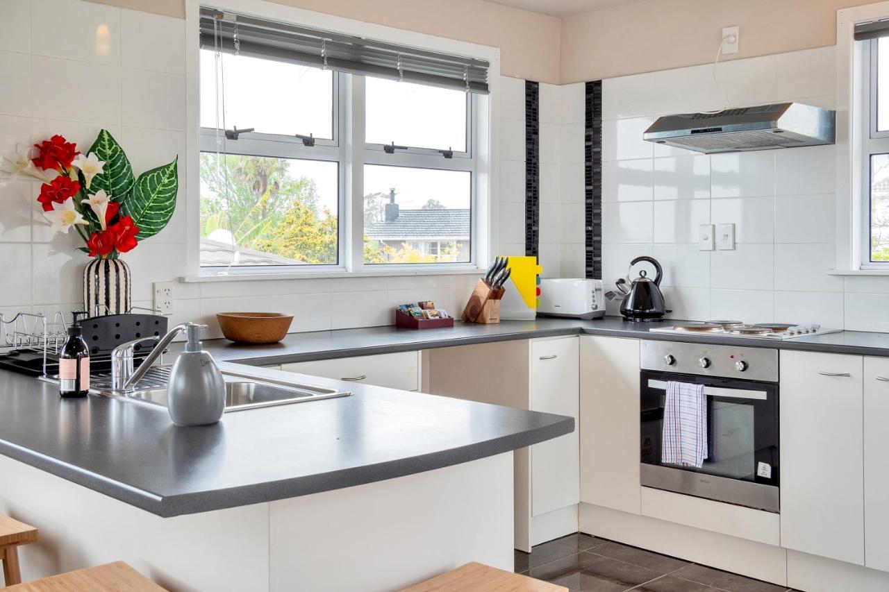 Fabulous Three Bedroom Home In Pakuranga オークランド エクステリア 写真