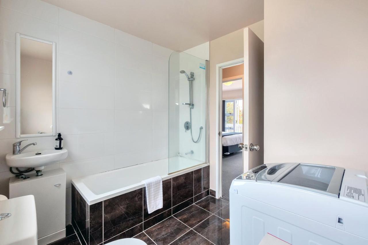 Fabulous Three Bedroom Home In Pakuranga オークランド エクステリア 写真