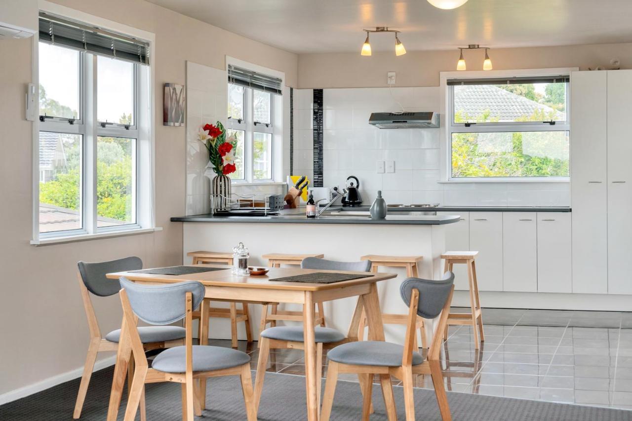 Fabulous Three Bedroom Home In Pakuranga オークランド エクステリア 写真