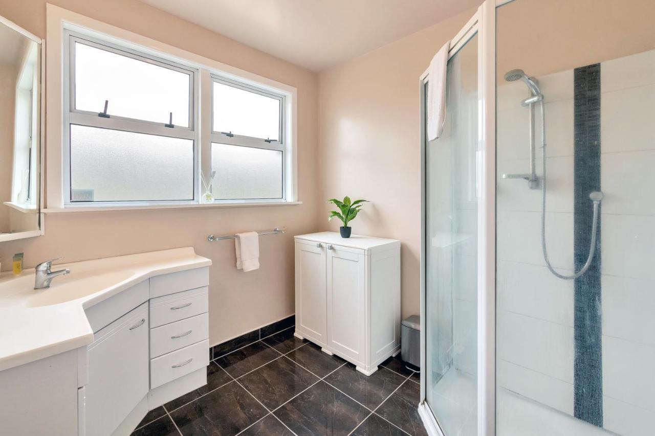 Fabulous Three Bedroom Home In Pakuranga オークランド エクステリア 写真